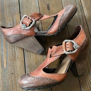 Vintage Vince Camuto 2 tone brown leather western style chunky heels